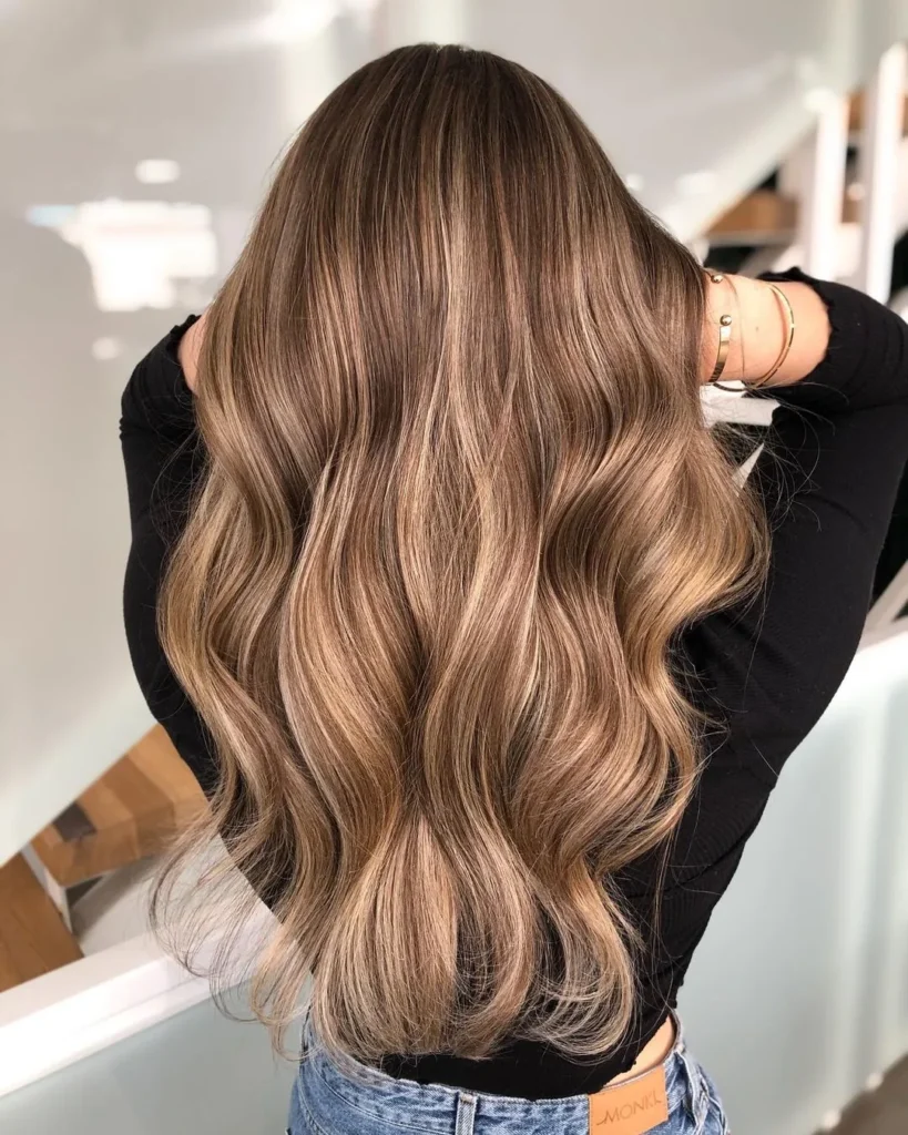 Honigbraunes Haar mit beigen Highlights