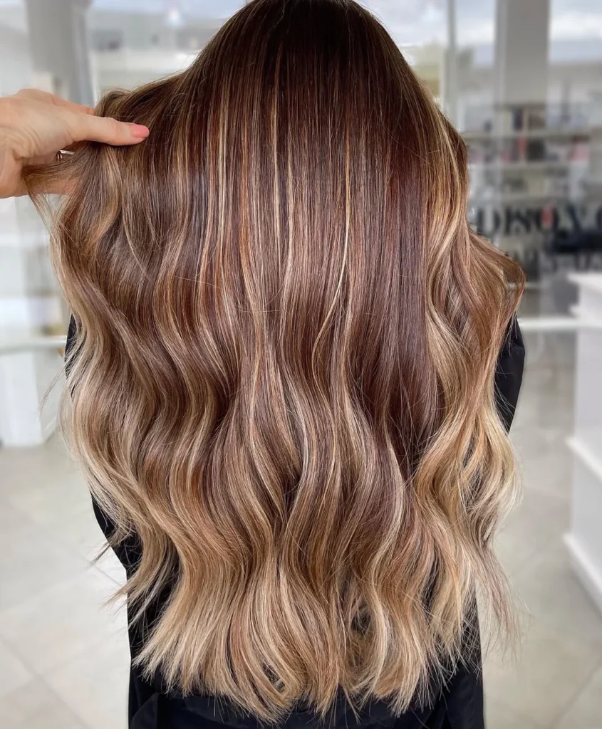 Honigbraunes Haar mit butter-blondem Balayage