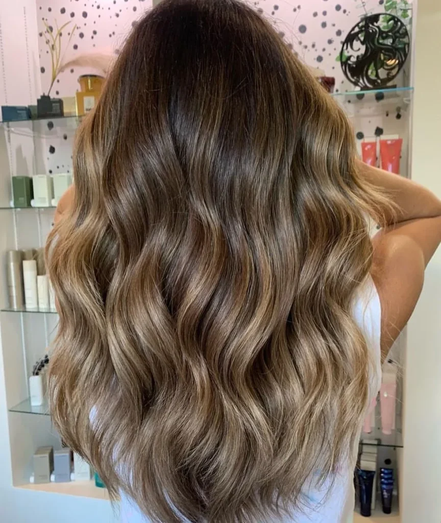 Honigbraunes Haar mit goldenem Balayage