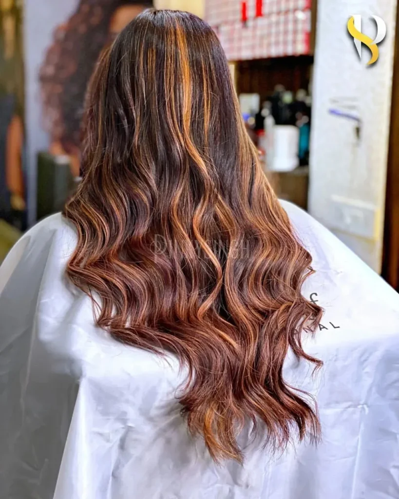 Karamellbraunes Haar mit roter Balayage