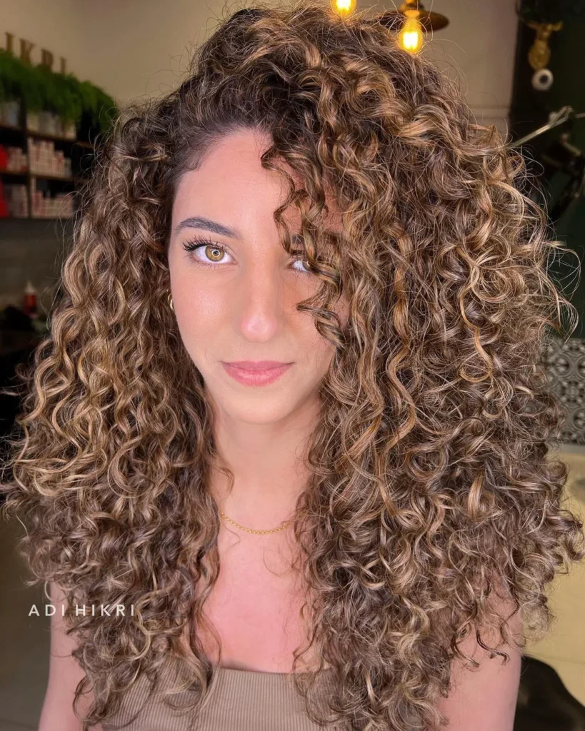  Karamellfarbenes lockiges Haar mit Highlights