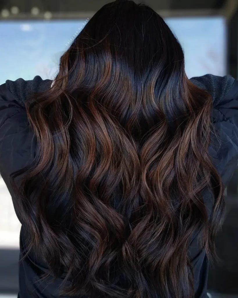 Kastanienbraune Balayage auf dunkelbraunem Haar