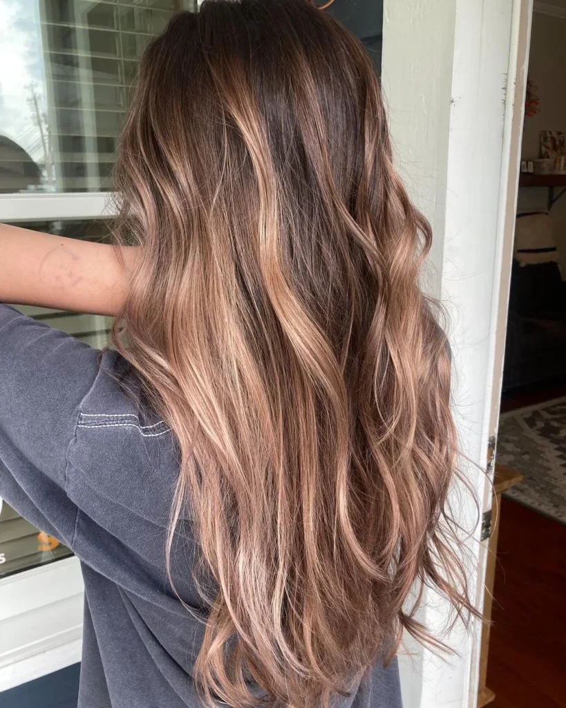 Leuchtendes Honigbraun und Mandel-Balayage