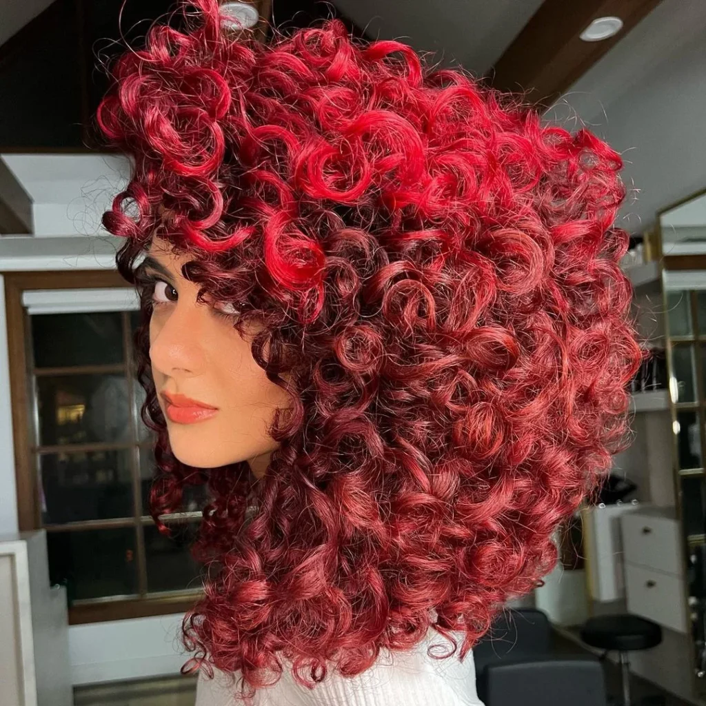 Mehrdimensionale rote Locken mit Color Blocking