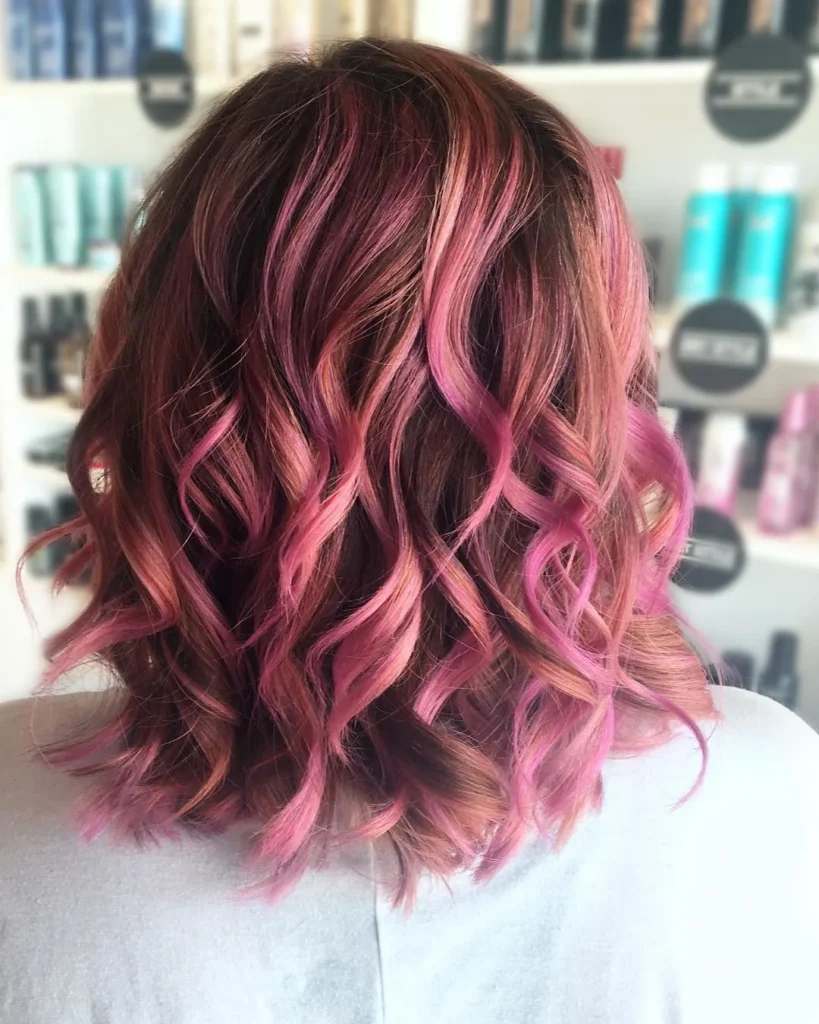 Mittellange kupferfarbene Wellen mit rosa Highlights