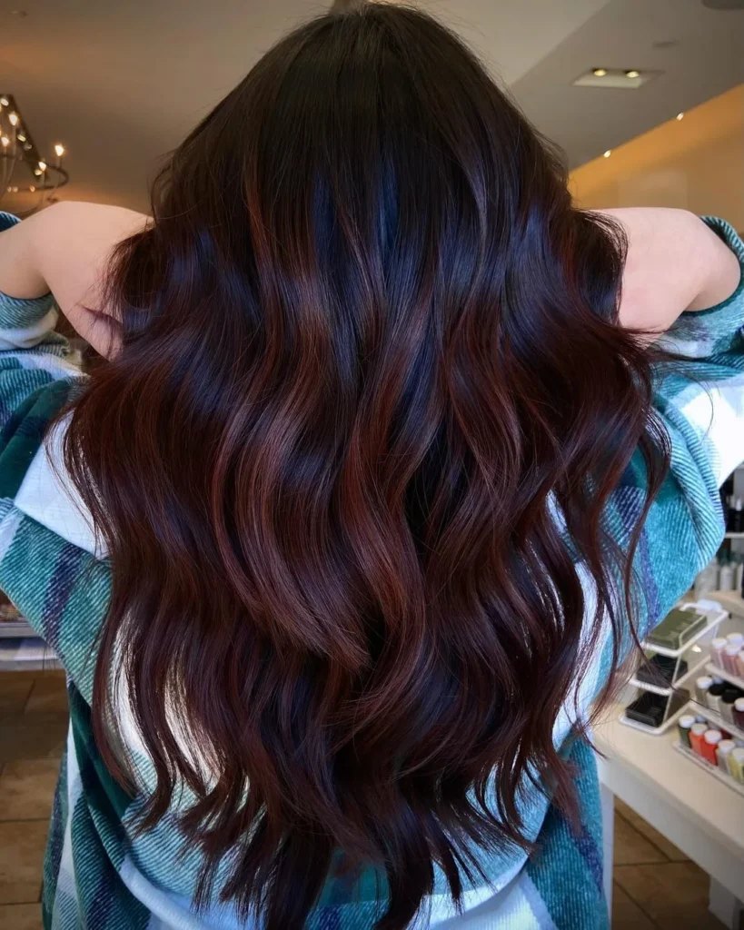 Rotbraune Balayage auf schwarzem Haar