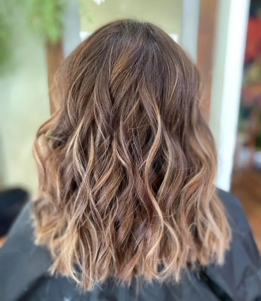 Subtiles Balayage für mittellanges lockiges Haar