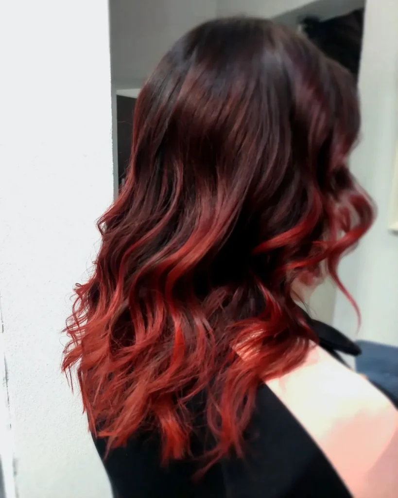 Tiefes Dunkelbraun mit kirschrotem Balayage