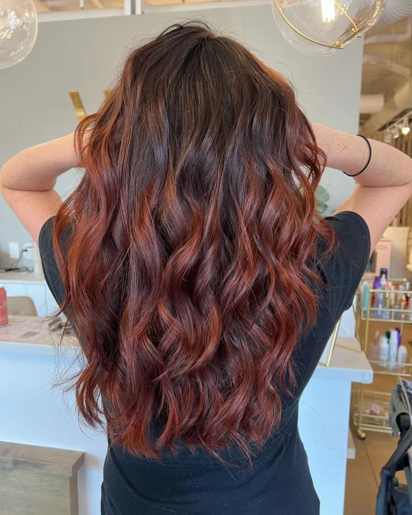 Ziegelrote Balayage auf braunem Haar