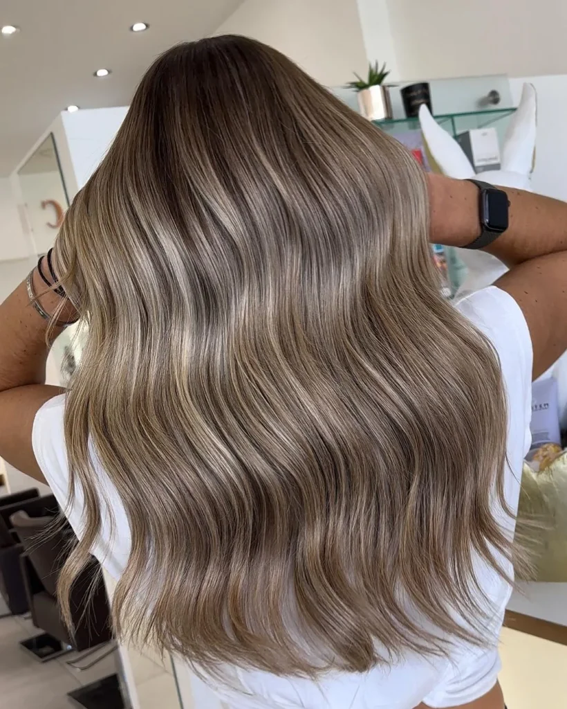 35. Braunes Haar mit aschblonden Highlights