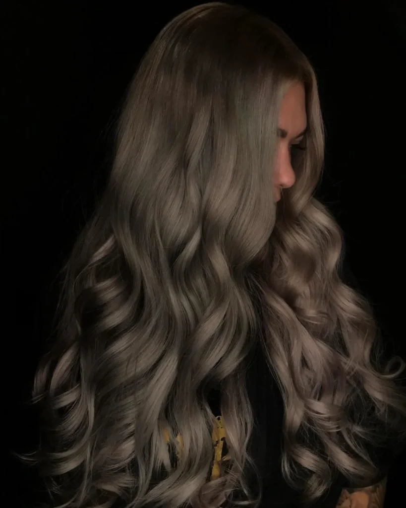 Asch-braune Balayage auf langem Haar