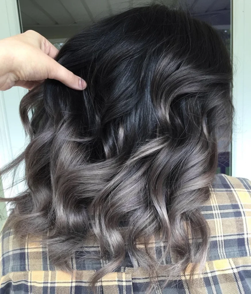 Asch-braune Balayage auf schwarzem Haar