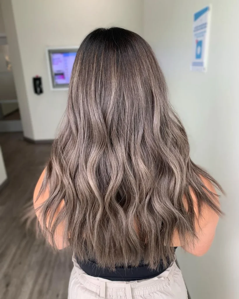 Aschblonde Balayage auf braunem Haar