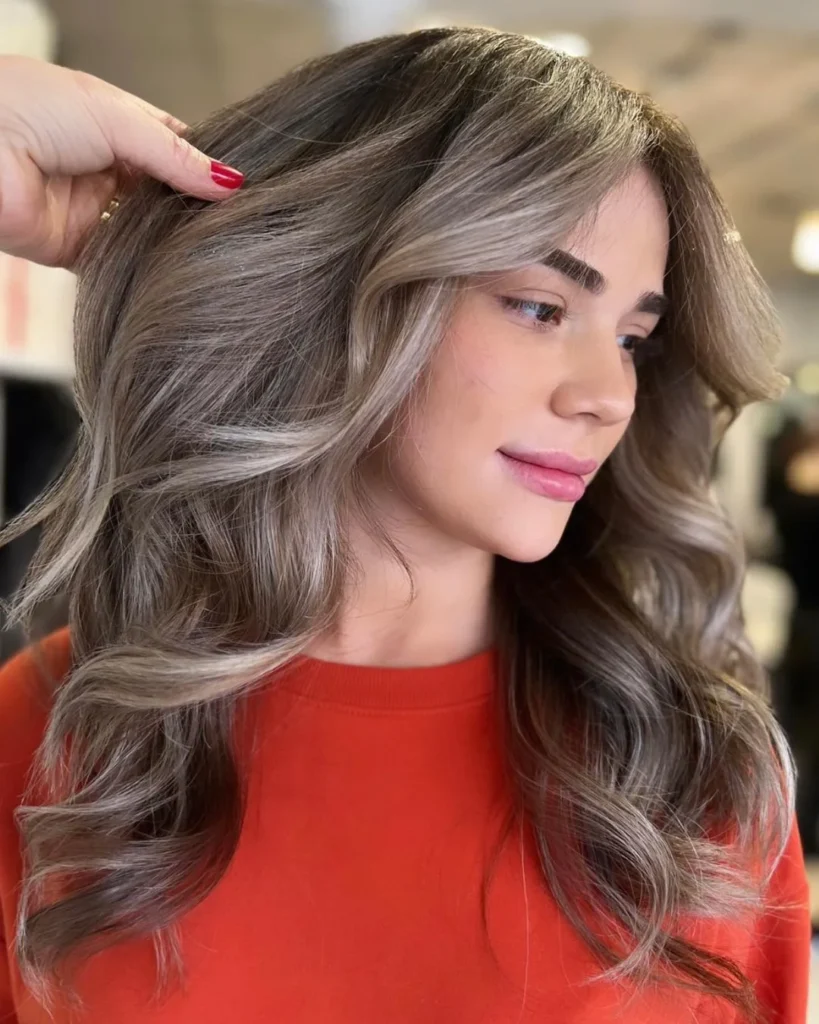 Aschblonde Balayage auf hellbraunem Haar