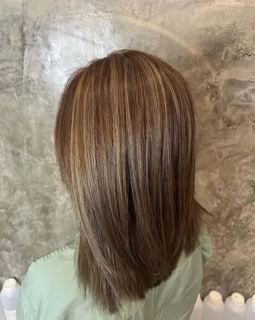 Aschblonde Highlights kontrastieren mit aschigem Dunkelbraun