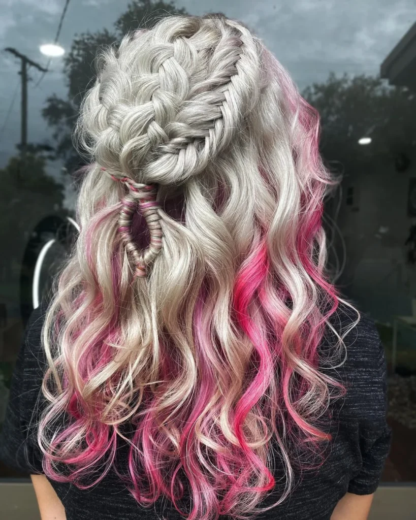 Aschblonde Locken mit Zöpfen und rosa Highlights