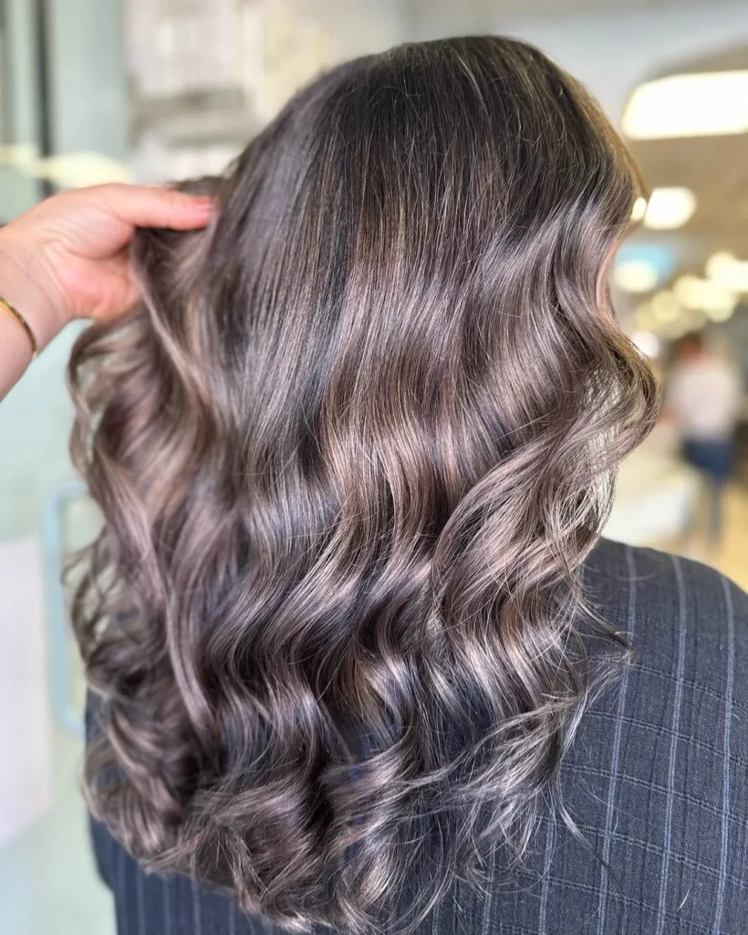 Aschgrau-braun Balayage