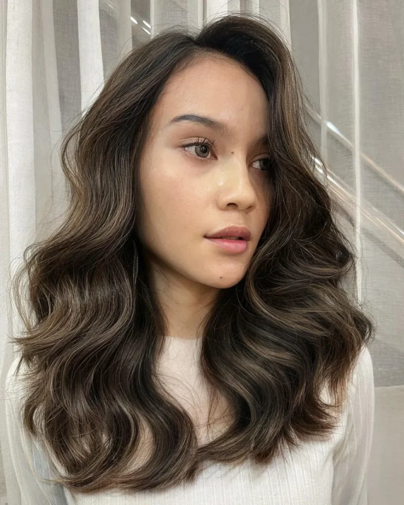 Aschige Balayage auf braunem Haar