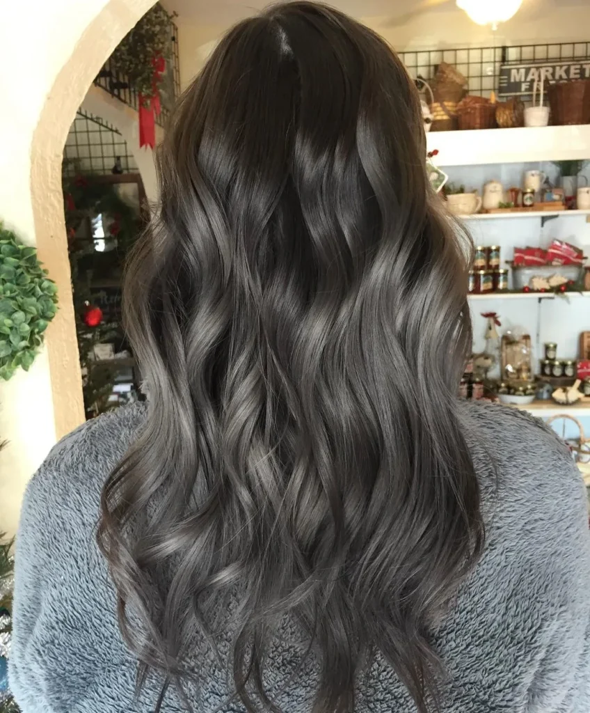 Aschige Balayage auf dunkelbraunem Haar