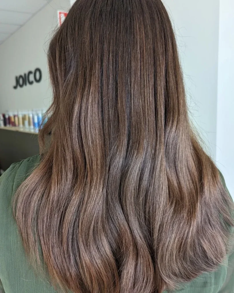 Aschige Balayage auf hellbraunem Haar