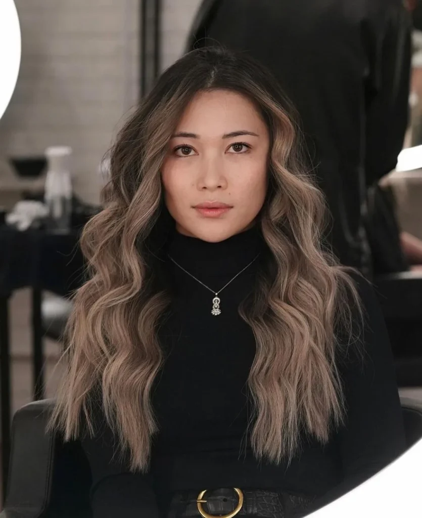 Aschige Balayage auf mittelbraunem Haar