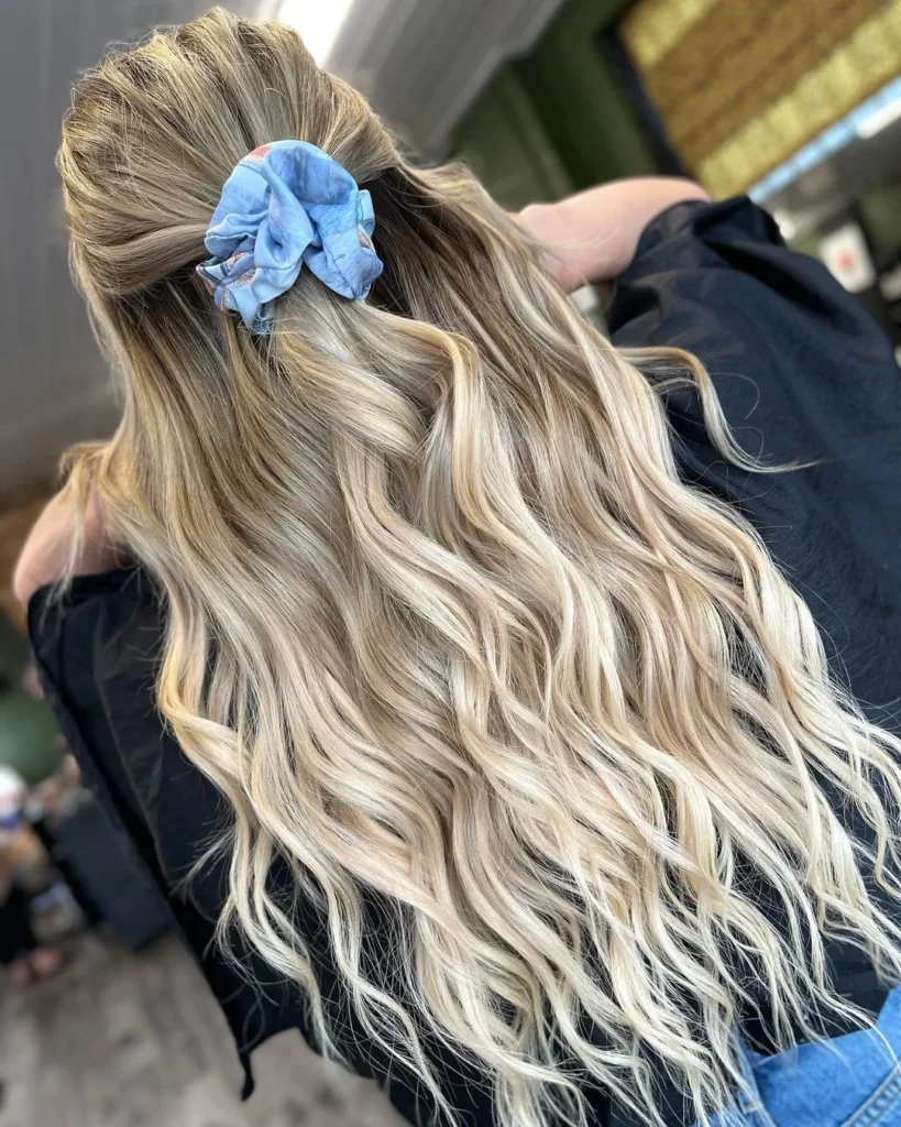 Balayage mit Scrunchie gekrönt