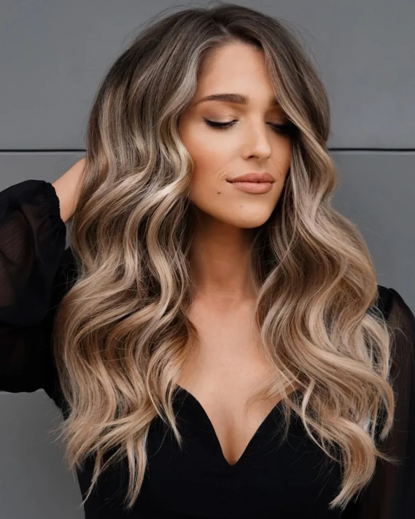 Beige-blonde Highlights auf braunem Haar
