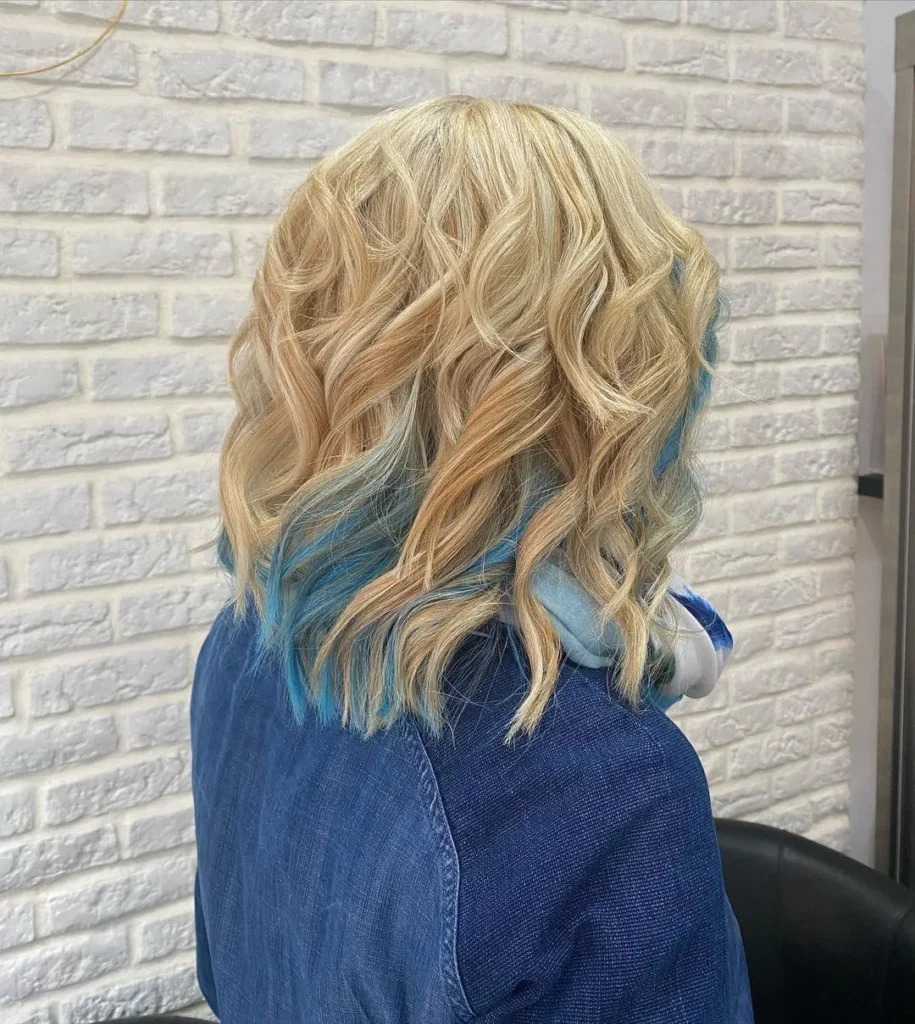 Blau auf Blond Balayage