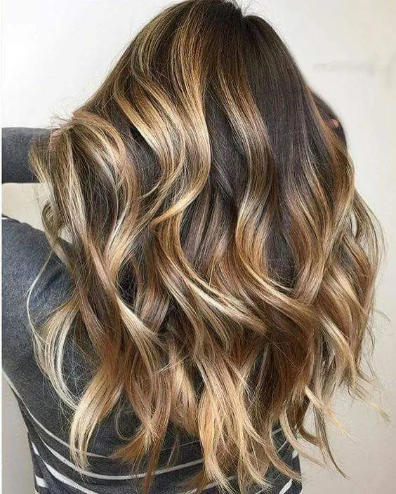 Blonde Highlights auf dunkelbraunem Haar