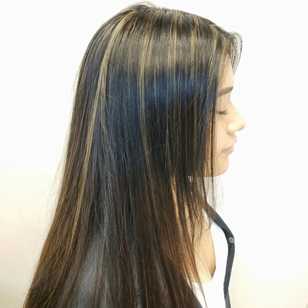 Blonde Highlights auf dunklem Haar