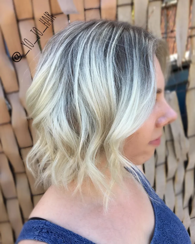 Blonde Highlights auf dunklem Haar bleichen