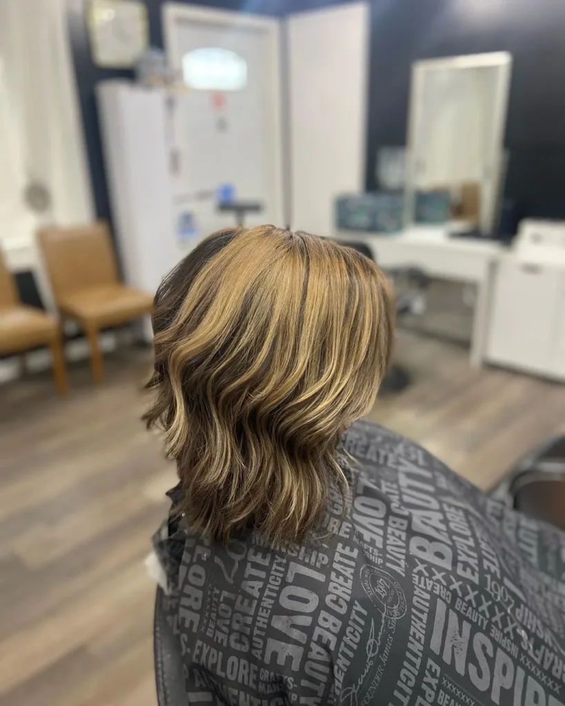 Blonde Highlights auf dunklem Haar für Frauen über 50