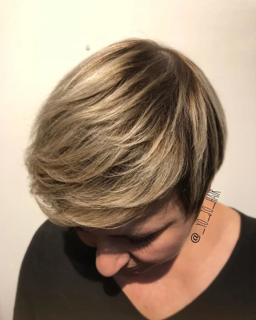 Blonde Highlights auf dunklem Pixie-Cut