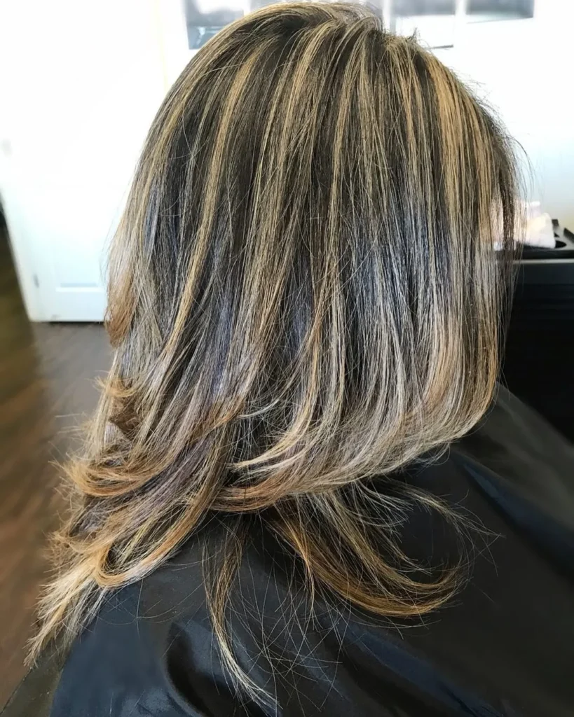 Blonde Highlights auf dunklem, gestuftem Haar