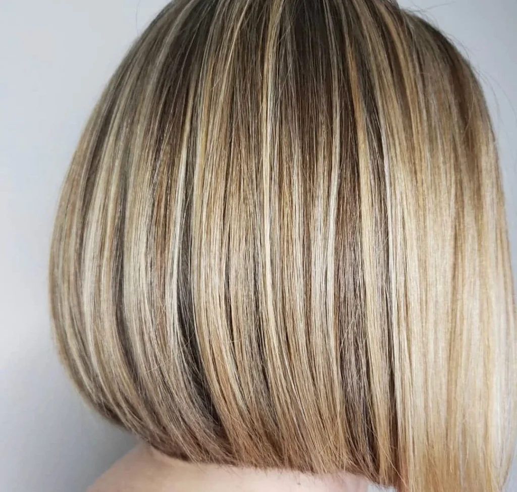 Blonde Highlights auf dunklem, rundem Bob