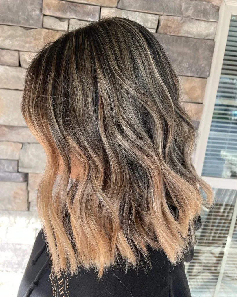 Blonde Highlights auf schulterlangem dunklem Haar