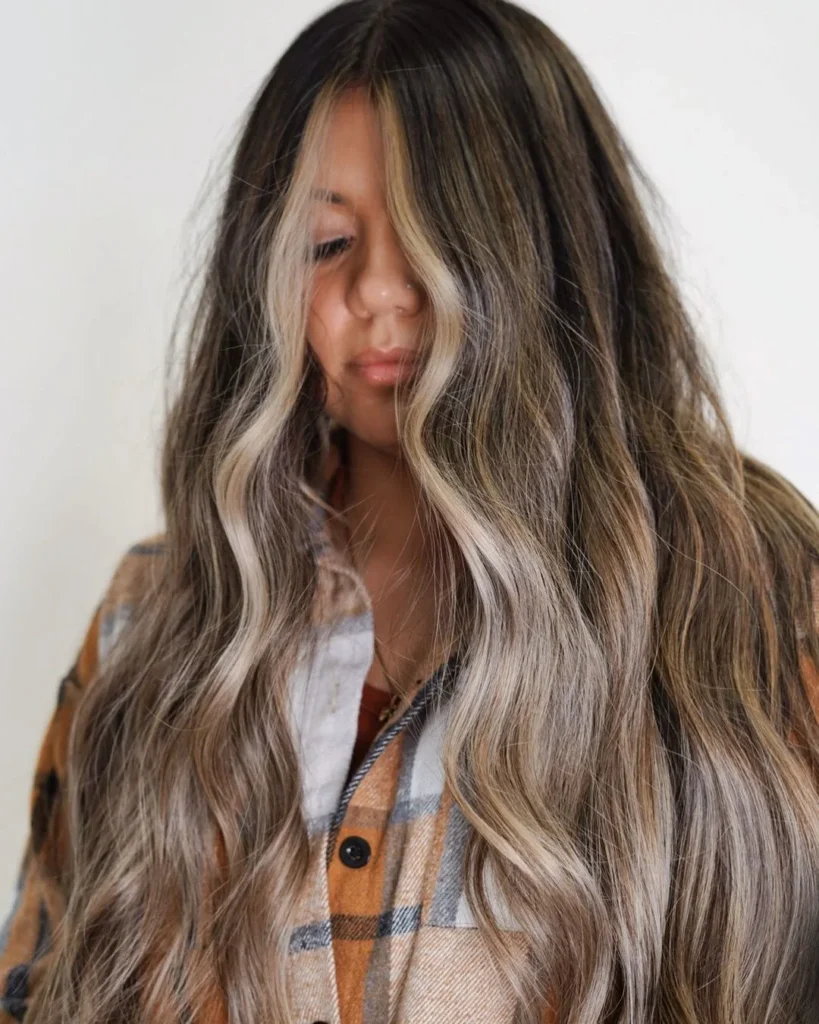 Blonde Highlights mit Money Piece auf dunklem Haar