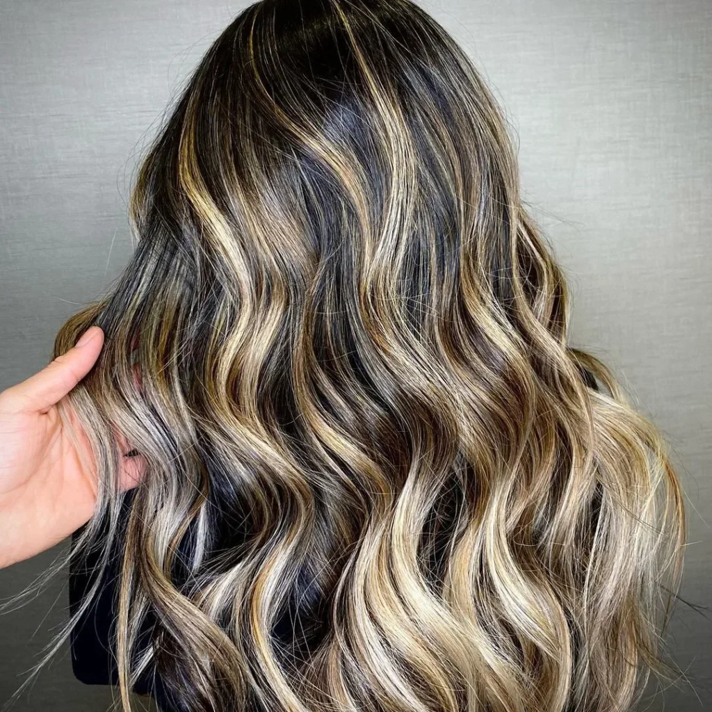 Blonde und karamellfarbene Highlights auf dunklem Haar