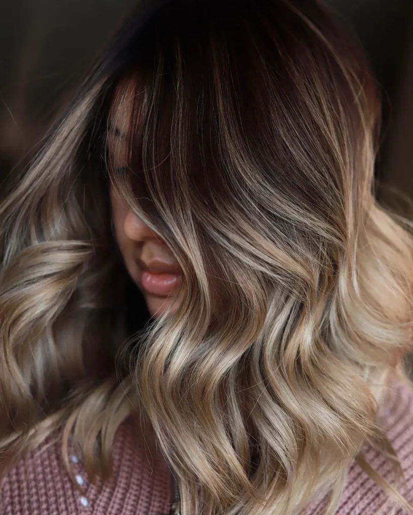 Blondes Balayage auf brünettem Haar