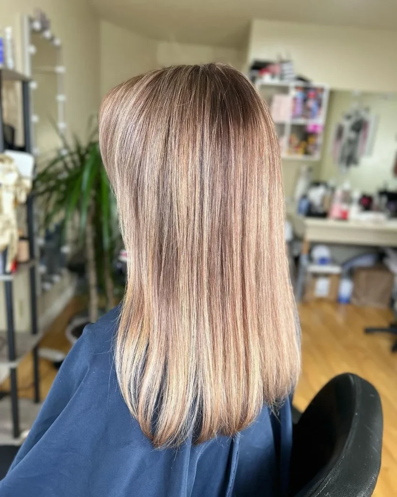 Blondes Balayage für glattes Haar