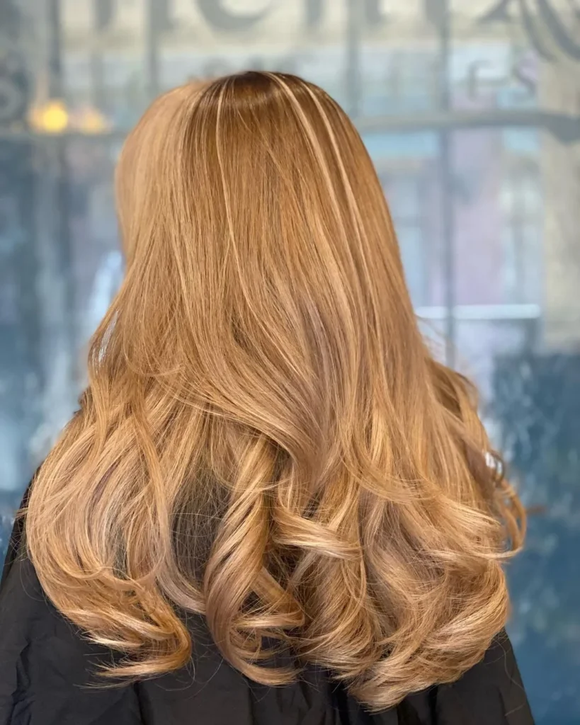 Blondes Haar mit karamellfarbenen Highlights