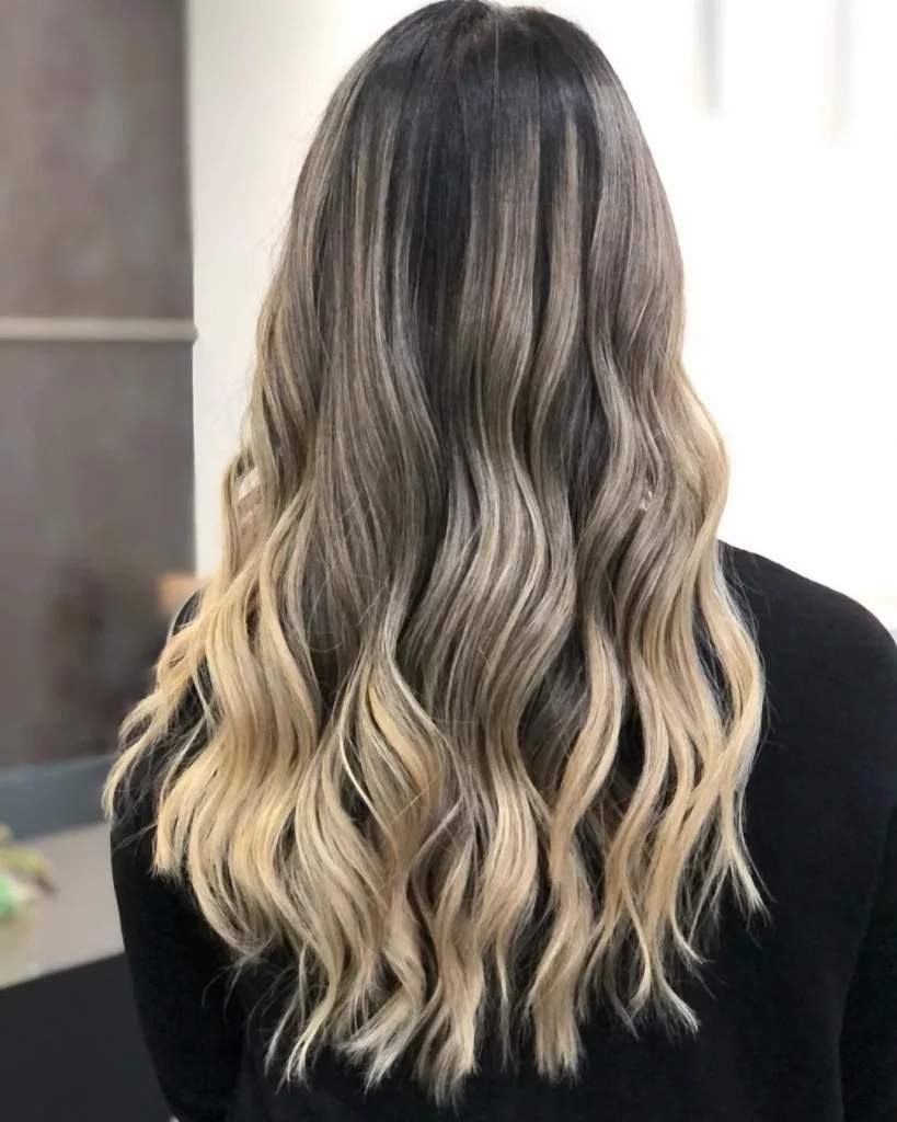 Blondes Ombre auf dunklem Haaransatz