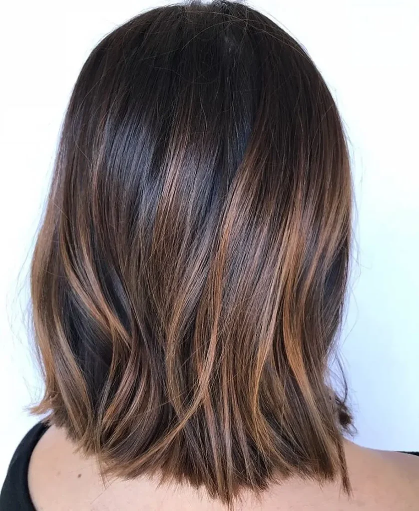 Brauner Lob mit karamellfarbenem Balayage