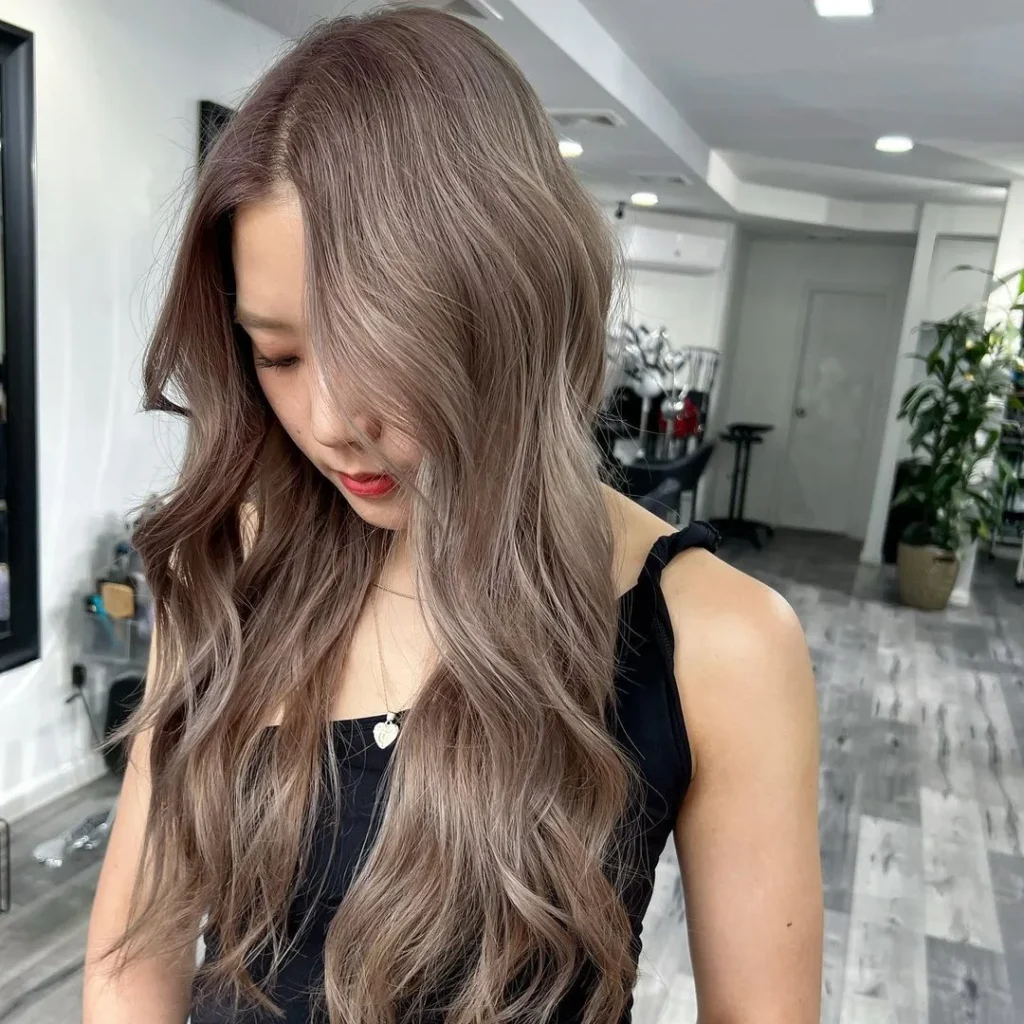 Braunes Haar mit Milchtee-Balayage