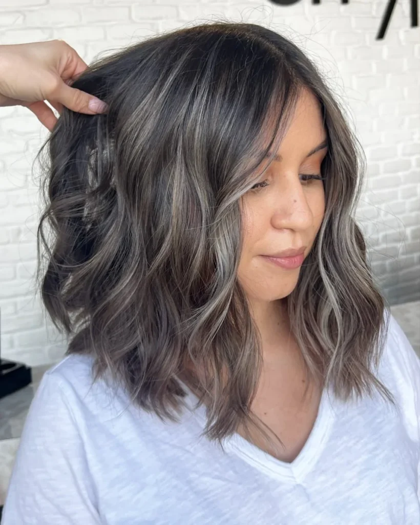 Braunes Haar mit aschigem Balayage