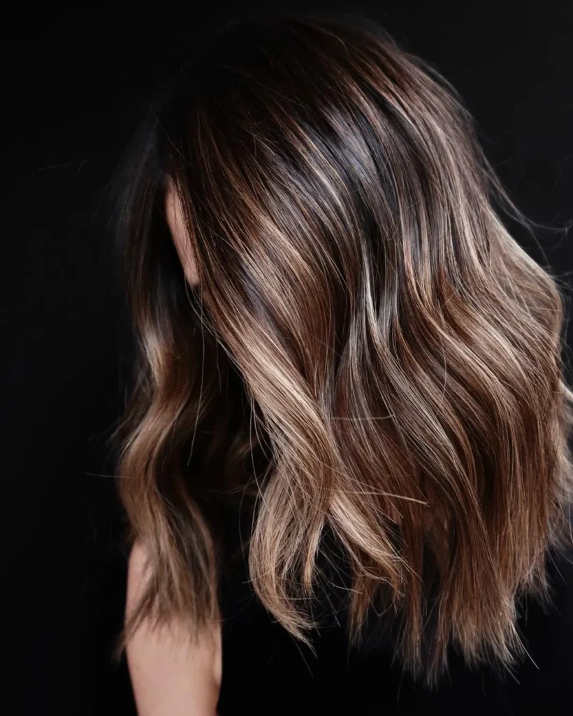  Braunes Haar mit blonden Highlights und Lowlights