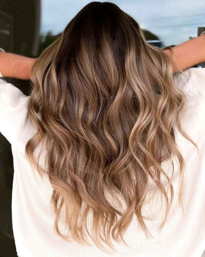 Braunes Haar mit goldblonden Highlights