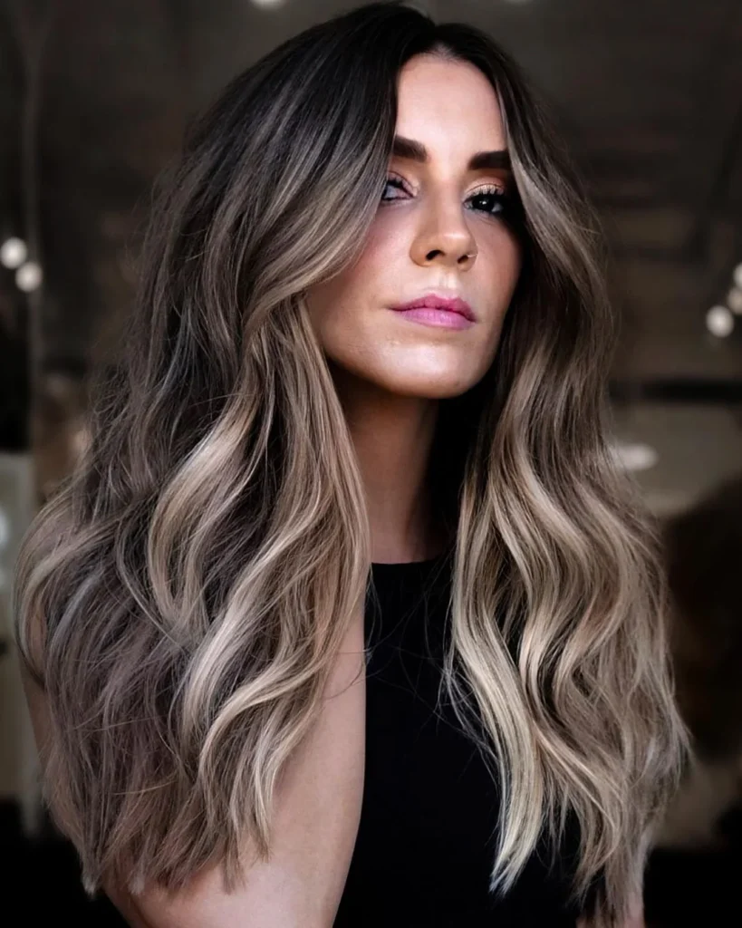 Braunes Haar mit kühlen blonden Highlights