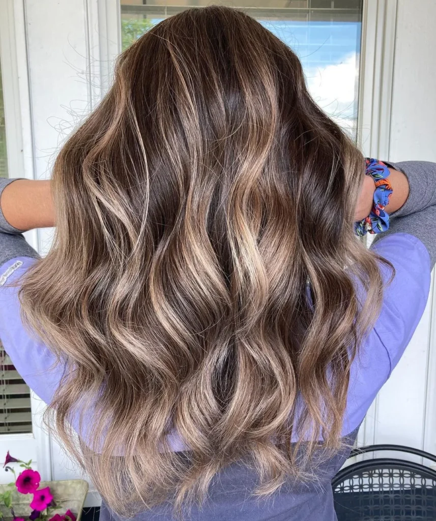  Braunes Haar mit natürlichem Blond-Balayage