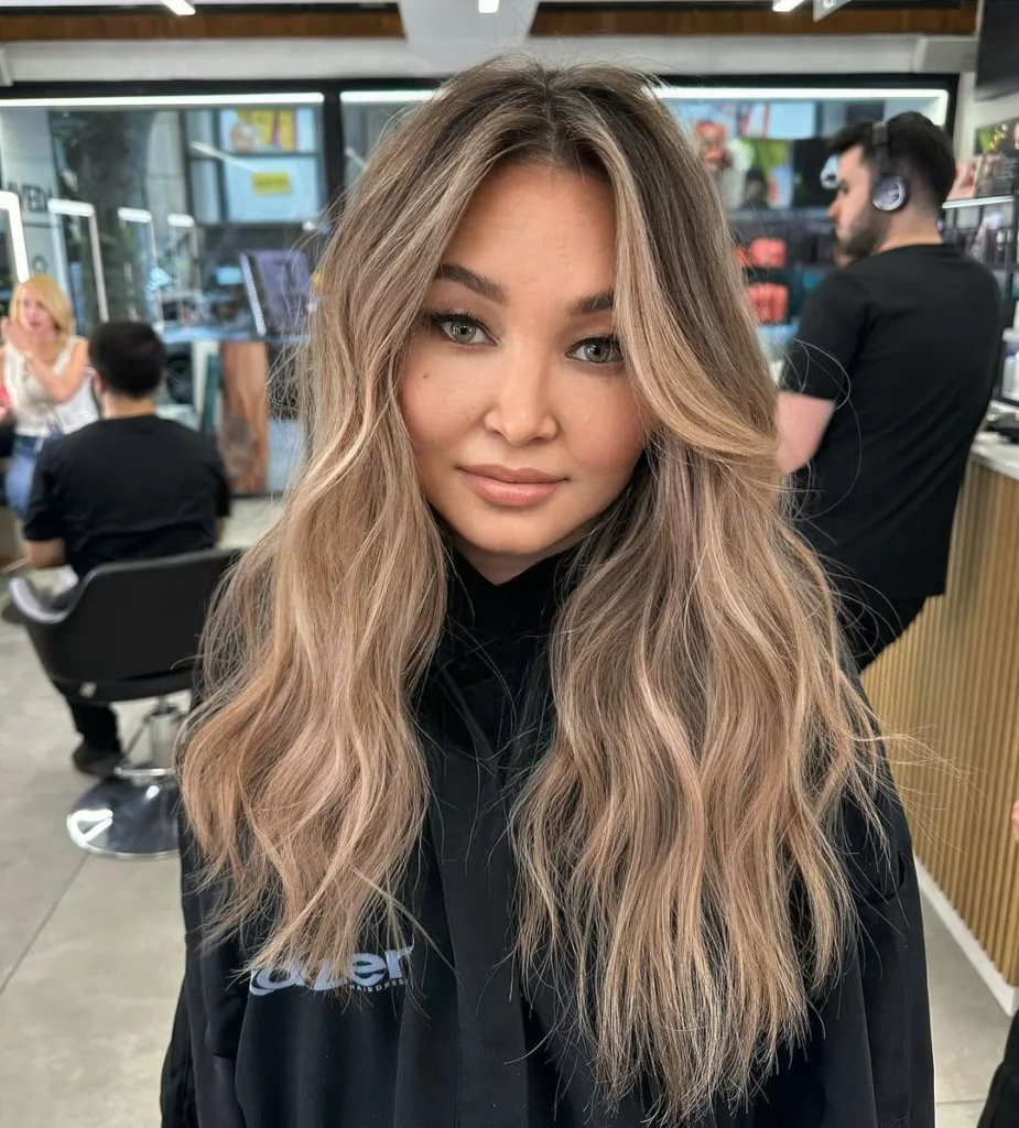 Braunes Haar mit neutralen blonden Highlights